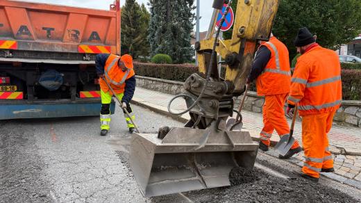 Vyfrézovaná silnice a pak oprava, aby se výtluk dál nerozšiřoval