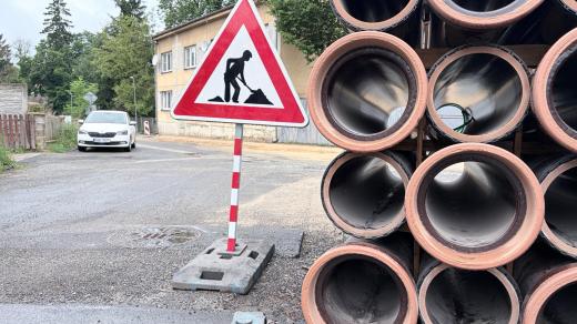 Obyvatelé Doks na Českolipsku žijí v provizoriu. Rekonstrukce kanalizace a vodovodu měla být dokončena před několika měsíci