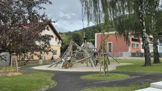 Před základní školou v České Vsi na Jesenicku je nový venkovní areál
