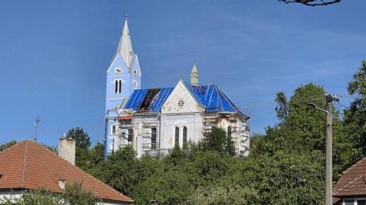 Kostel svatého Prokopa byl poničený zatékající vodou, čekalo se ale také na odlet netopýrů, kteří se mezitím na místě uhnízdili
