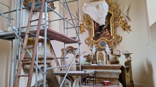 Řemeslníci opravují farní kostel svatého Jana Nepomuckého v Bukovně na Mladoboleslavsku
