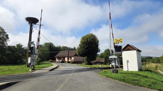 Správa železnic chce v Záhorovicích zrušit jeden ze železničních přejezdů