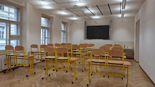 Prostory budovy speciální školy na pražské Malé Straně, kde dříve sídlila Česká pošta, dělníci přeměnili na jídelnu a odborné učebny