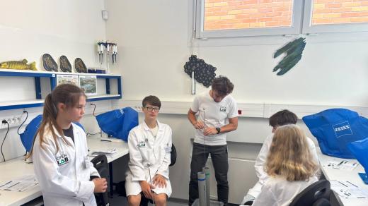 Lektoři, absolventi Přírodovědecké fakulty Jihočeské univerzity, mají zatím pro studenty připravené čtyři programy