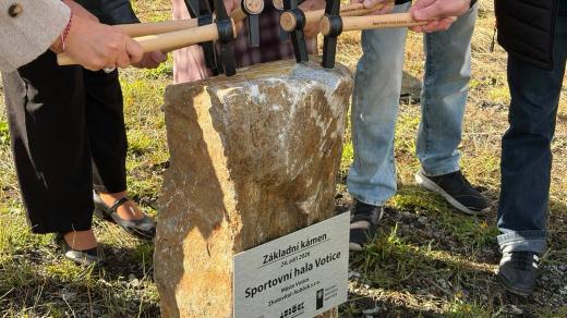 Poklepáním na základní kámen začala výstavba sportovní haly