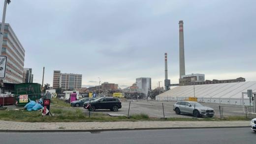 Hrubá demolice zbylé části vyhořelé budovy 34 v bývalém baťovském areálu ve Zlíně je hotová