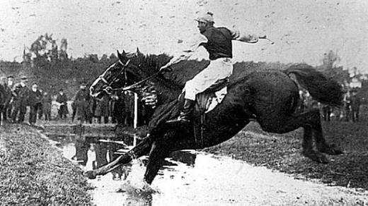 Ryzák Landgraf skáče v roce 1925 Velký vodní příkop