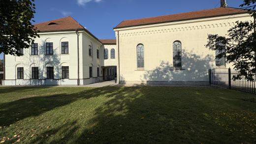 Galerii Cyrany propojuje se synagogou nadzemní chodba