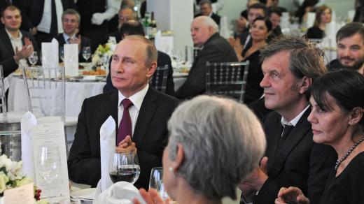 Ruský prezident Vladimir Putin a srbský režisér Emir Kusturica na slavnostní večeři v roce 2015