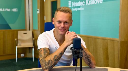 Milan Devinne ve studiu Českého rozhlasu Hradec Králové