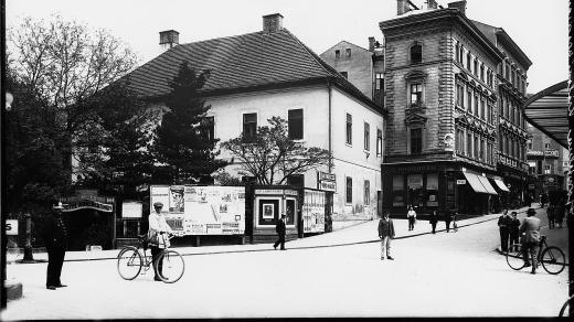 Křižovatka Palackého ulice a Jiříkovy třídy (dnes ČSA),po roce 1925