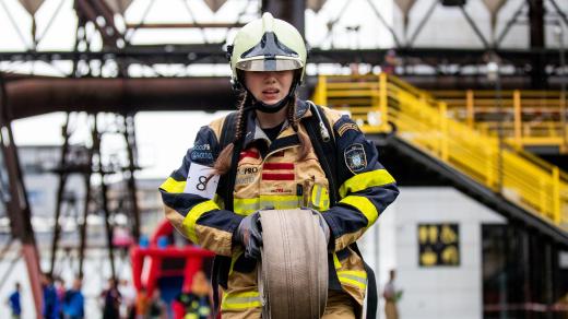 Hasička v soutěži TFA (Toughest Firefighter Alive) ILUSTR. FOTO