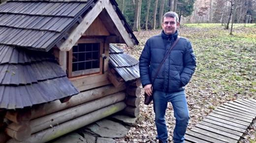 Historik Jan Šimánek u původní studny Mikšova dvorce