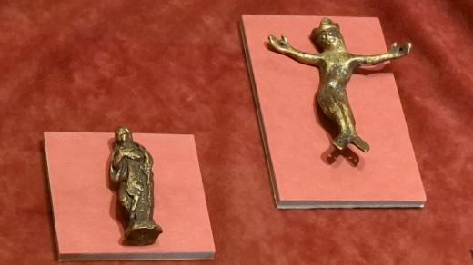 Tyto předměty jsou jedním z mála artefaktů nalezených v ruinách podlažického kláštera