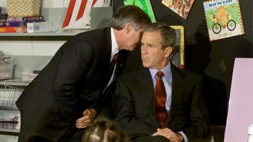 Tehdejší americký prezident George Bush se dozvídá od personálního šéfa Bílého domu Andrewa Carda, že do Světového obchodního centra narazilo druhé letadlo. Bush tehdy vedl seminář o čtení na základní škole na Floridě