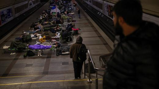 Lidé se ukrývají v metru při útoku na Kyjev