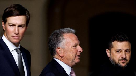 Volodymyr Zelenskij, Steve Witkoff a Jared Kushner po společné tiskové konferenci v Kyjevě na Ukrajině 6. září 2026
