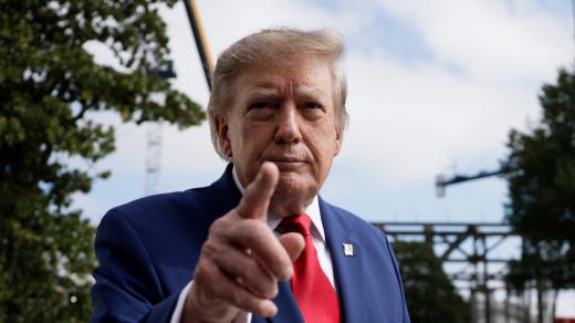 Trump před odjezdem na předvolební sjezd ve státě Georgia (16. října 2026)