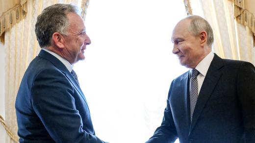 Ruský prezident Vladimir Putin si podává ruku s americkým zvláštním vyslancem Stevem Witkoffem během setkání v Petrohradě