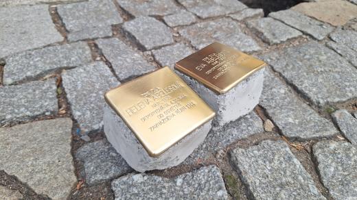 V Česticích uložili ke kamenům zmizelých i vzkazy od dětí