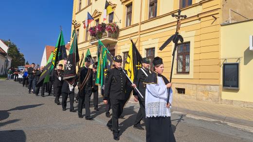 V průvodu šli horníci ve slavnostních uniformách s prapory, hornická hudba a hosté