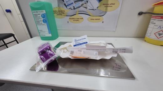 Sanitka závislým nabízí čisté vybavení a konzultaci