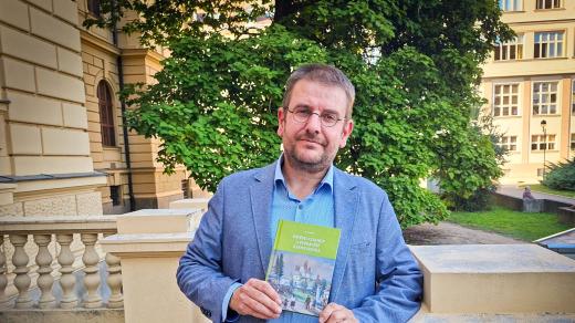 Etnograf Jan Šimánek se svou knihou Pověsti, legendy a vyprávění z Doudlebska