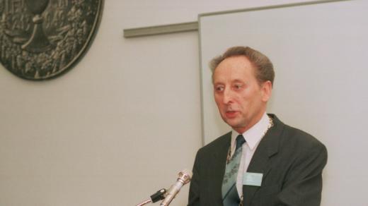 Jakub Trojan (snímek z roku 1995) v roli děkana Evangelické teologické fakulty Univerzity Karlovy