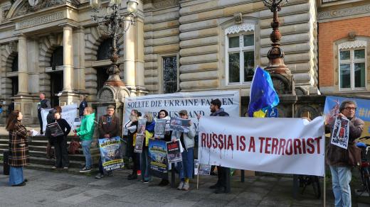 Protesty před soudem s „atentátníky“ na Nord Stream