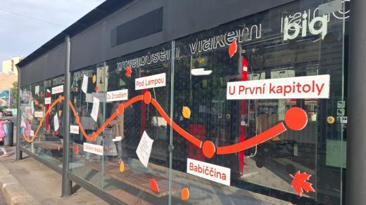Tramvajová zastávka Nádraží Holešovice se přeměnila na tematickou zastávku Knižní