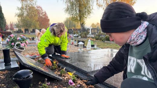 Hroby pracovnice postupně čistí od listí, zbavují plevele a umývají