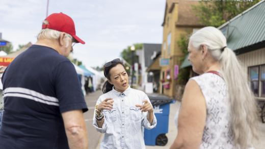Francesca Hong, kandidátka na guvernérku Wisconsinu, vede kampaň v ulicích (červen 2026)