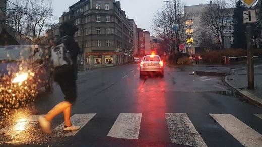 Chodec na přechodu v Liberci