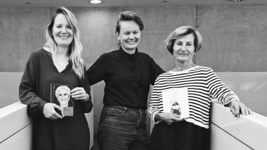 Dvě knižní novinky a jejich autorky v ArtCafé. Novinářka Barbora Postránecká, moderátorka Tereza Lišková a herečka Hana Doulová