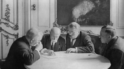 Předseda senátu Mořic Hruban, prezident Tomáš Garrigue Masaryk, předseda vlády František Udržal a ministr veřejných prací Jan Dostálek na snímku z roku 1929