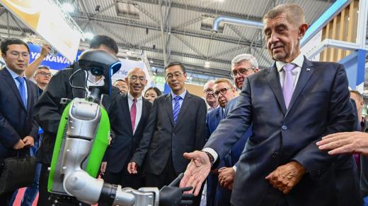 Český průmysl vyhlíží roboty, čeští miliardáři mrakodrap v Polsku a Babiš těžbu ropy a plynu