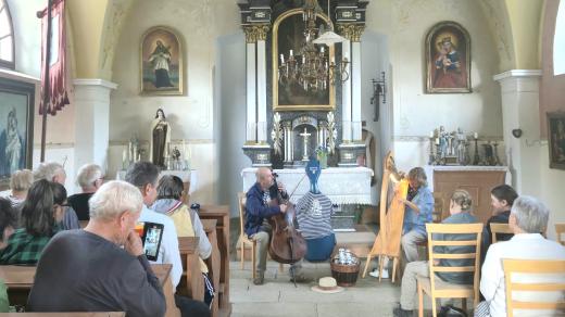 Slavnostní odhalení zrekonstruovaného oltáře v kapli svaté Terezie z Ávily v Dolním Žďáru na Jindřichohradecku