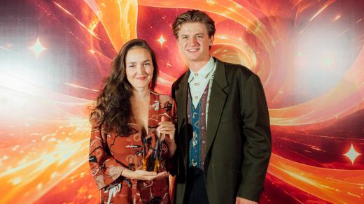 Julie Marková Žáčková (produkce) a František Beleš (herec) převzali Zlatého ledňáčka za film Milovník, ne bojovník