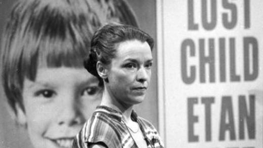 Etanova matka Julie mluví v televizi, květen 1981