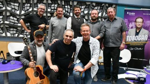 Kompletní sestava hostů Toboganu: (zleva stojící) Martin Procházka, Jaroslav Plašil, František Kuna, Štěpán Škorpil, (dole klečící) Radek Horváth, Vlasta Horváth a Aleš Cibulka