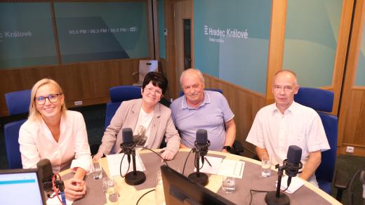 Zleva: Pavlína Springerová (HDK), Ilona Dvořáková (SALON REPUBLIKY 21), Lubomír Štěpán (Hradecká levice) a Roman Pátek (PRO) ve studiu Českého rozhlasu Hradec Králové