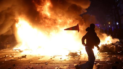 Hořící barikáda během násilných protestů v Paříži, 17. 10. 2026
