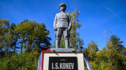 Slavnostně odhalená socha maršála Koněva u města Svidník na Slovensku