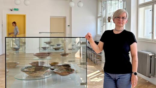 Památkářka Romana Rosová u jedné z vitrín s vystaveným nádobím