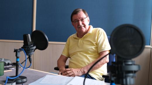 Zdeněk Barták ve studiu Českého rozhlasu Hradec Králové