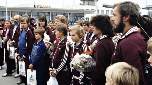 Ve zvláštním letadle, vyslaném československou vládou, přiletělo 1. července 1983 na ruzyňské letiště v Praze 17 žen, 21 dětí a 7 mužů, první část 66členné skupiny čs. občanů, kteří byli uneseni 12. března 1983