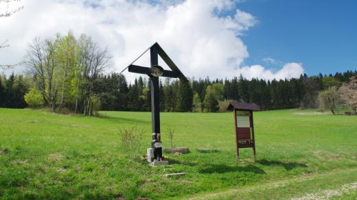 Kříž na místě někdejšího kostela v bývalé osadě Hraničky