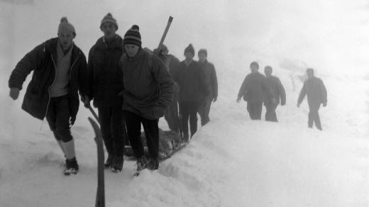 Nedaleko lyžařského vleku u Kubínské chaty se uvolnila lavina v šířce 500m a hloubce asi 2,5m pod níž zahynulo šest lyžařů - studentů Vysokého učení technického v Brně