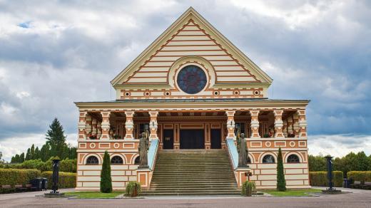 Pardubické krematorium. Rondokubistickou stavbu projektoval architekt Pavel Janák, první žeh se v ní uskutečnil v roce 1923