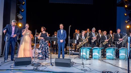 Rozhlasová tančírna v náladě swingu v českobudějovickém Metropolu. Na snímku Rozhlasový swingový orchestr, jeho sólisté Michal Leština, Petra Chlebníčková a Alena Čechová a host Martin Chodúr